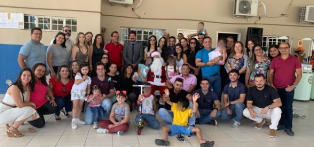 Membros e servidores do MPC comemoram Natal com crianças do abrigo 